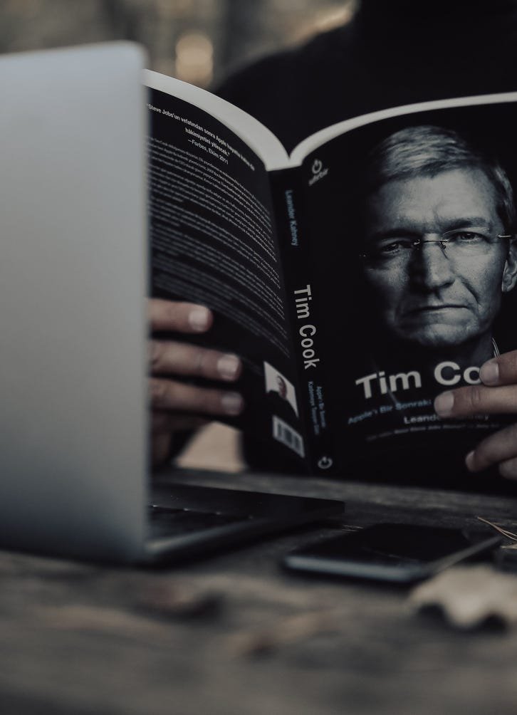 Erntemann Mit Laptop Lesebuch