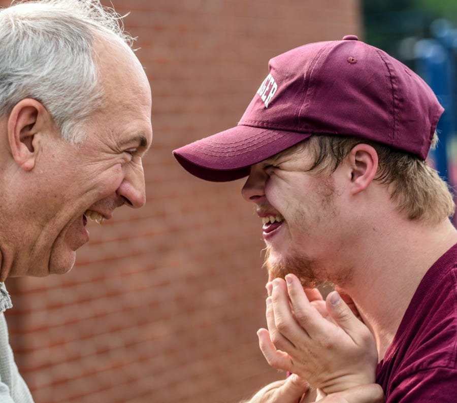 Erntemann Mit Laptop Lesebuch